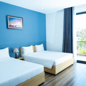Phòng 4 người có ban công blue sea motel nam hội an